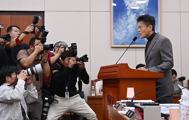 ‘국감 증인’ 박진영에 쏠린 눈 - 박진영(오른쪽) 대중문화교류위원회 공동위원장이 7일 국회에서 열린 문화체육관광위원회의 문화체육관광부 국정감사에 증인으로 출석해 발언하고 있다. 박 위원장은 이날 글로벌 K팝 축제 ‘패노메논’ 사업에 대해 “행사 성격상 민간이 주도하는 것이 맞다고 판단했다”고 밝혔다. 안주영 전문기자