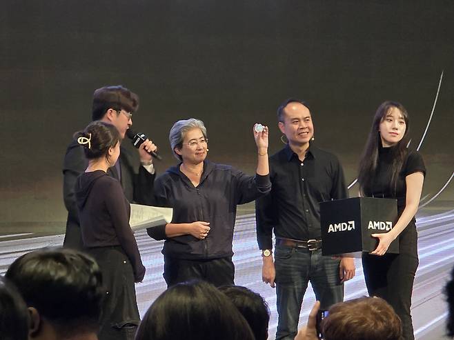 리사 수(가운데) AMD 최고경영자(CEO)가 7일 서울 용산구 드래곤시티에서 열린 ‘AMD 게이머데이’ 행사에 참여해 상품 증정 번호표를 손에 들고 있다. 이진석 기자