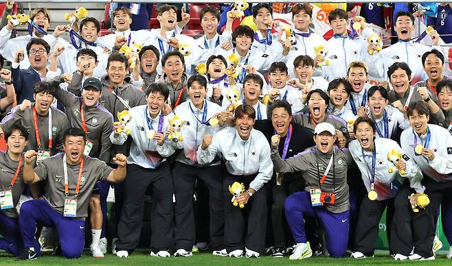 지난 3일 일본 아이치현 도요타 스타디움에서 열린 2026 아이치·나고야 아시안게임 남자 축구 시상식에서 금메달을 획득한 한국 대표팀 선수들이 이민성 감독을 비롯한 코칭 스태프와 기념촬영을 하고 있다. ⓒ연합뉴스