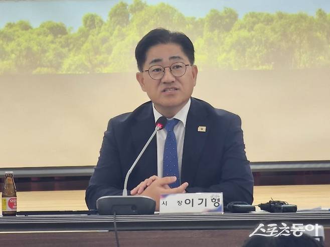이기형 김포시장이 취임 100일을 맞아 기자간담회를 통해 교통·일자리·민생·의료·복지 등 주요 시정 방향을 제시했다. 사진 | 박미정 기자