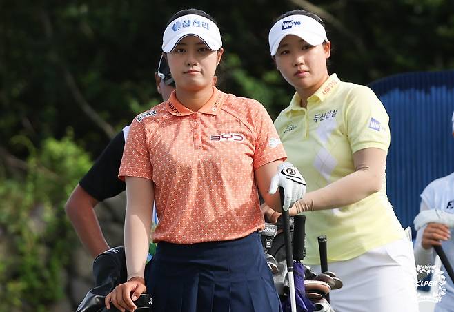 서교림(왼쪽)과 김민솔이 지난 8월 7일 열린 KLPGA 투어 제주삼다수 마스터스 2라운드 도중 10번 홀 티잉구역에서 페어웨이를 바라보고 있다. KLPGA 제공