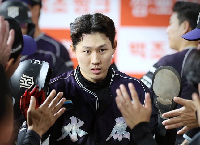 더그아웃으로 들어온 최원준. /사진=KT 위즈