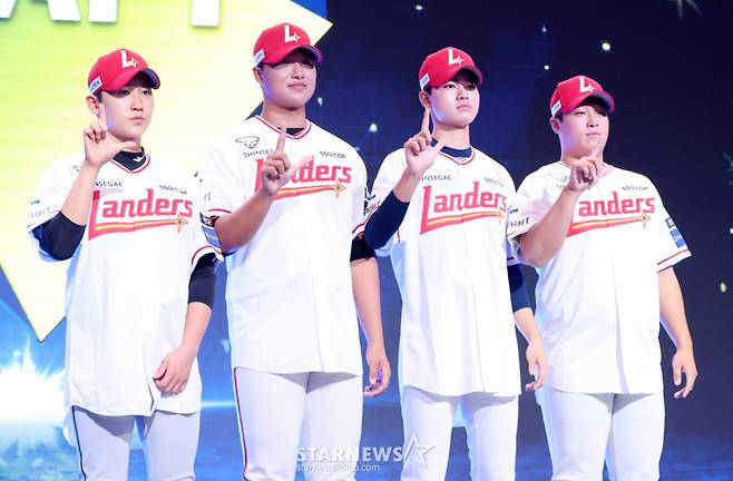 '2027 KBO 신인 드래프트'가 지난달 21일 서울 송파구 롯데호텔 월드 크리스탈볼룸에서 열렸다. 신형승(왼쪽부터), 곽도현, 용석민, 이윤성이 SSG에 지명된 후 포토타임을 갖고 있다. /사진=김진경 대기자