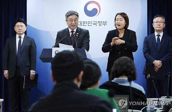 부산 금정구ㆍ경기 동두천시ㆍ경남 통영 인구감소지역 재지정 (서울=연합뉴스) 안정원 기자 = 윤호중 행정안전부 장관이 7일 서울 종로구 정부서울청사에서 부산 금정구와 경기 동두천시, 경남 통영시 등 3곳을 인구감소지역으로 새로 편입한다는 내용의 인구감소지역 재지정 관련 브리핑을 하고 있다. 2026.10.7 jeong@yna.co.kr