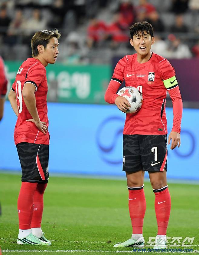 6일 오후 용인미르스타디움에서 열린 대한민국 축구대표팀과 우즈베키스탄의 친선경기. 손흥민이 프리킥 찬스에서 이강인과 함께 슛을 준비하고 있다. 용인=정재근 기자 cjg@sportschosun.com/2026.10.6/