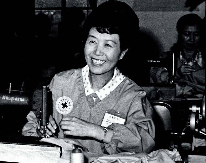 1973년 7월 11일 육영수 여사가 서울적십자병원에서 재해민 구호를 위한 옷을 만들고 있다. /박정희대통령기념재단·육영재단