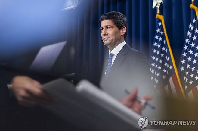 지난 9월 16일(현지시간) 연방공개시장위원회(FOMC) 후 기자회견하는 케빈 워시 연준 의장. 연합뉴스