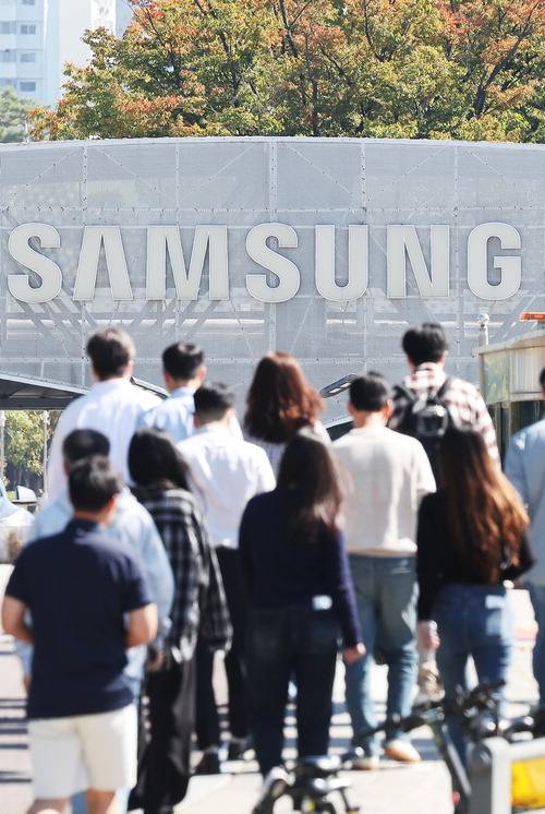 삼성전자가 빅테크 기업으로는 처음 분기 영업이익 100조원을 돌파한 가운데 직원들이 경기도 수원시에 위치한 삼성전자 본사 앞을 지나가고 있다. 연합뉴스