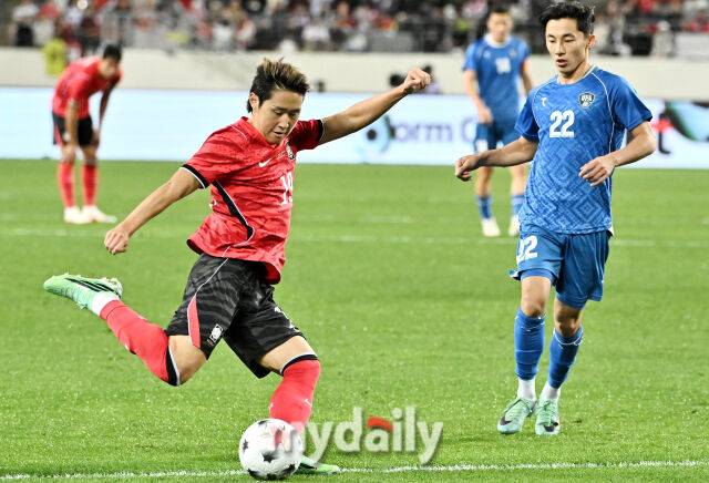 6일 오후 경기도 용인시 용인미르스타디움에서 진행된 축구 국가대표 친선경기 대한민국과 우즈베키스탄의 경기.추구대표팀 이강인이 패스를 하고 있다./마이데일리 DB