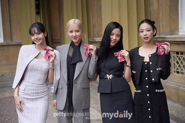 그룹 블랙핑크가 영국 런던 버킹엄궁에서 찰스 3세 국왕으로부터 대영제국 훈장(MBE)를 받은 뒤 기념사진을 찍는 중이다. / 게티이미지코리아