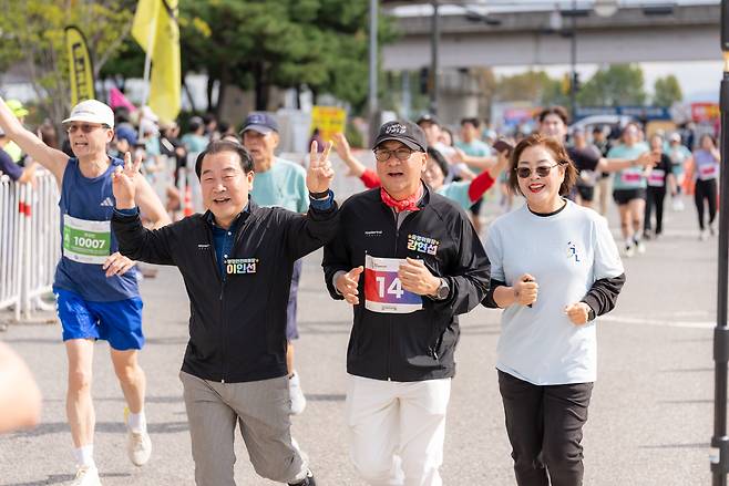 코스를 완주한 강남구의회 의원. 강현섭 운영위원장(가운에), 이인선 행정안전위원장(왼쪽)