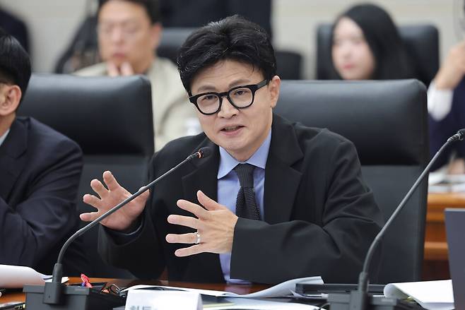 무소속 한동훈 의원이 7일 서울 종로구 남북회담본부에서 열린 외교통일위원회 국정감사에서 정동영 통일부 장관에게 질의하고 있다. ⓒ연합뉴스