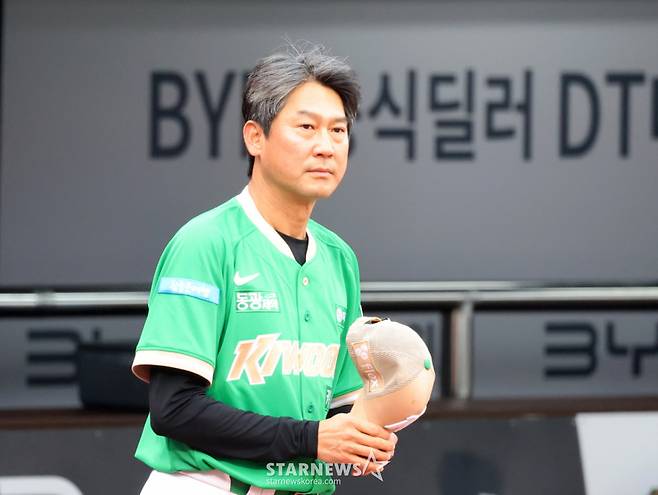 키움 설종진 감독이 7일 수원KT위즈파크에서 열리는 2026KBO리그 전반기 마지막 3연전 키움히어로즈와 KT위즈 경기에서 그라운드에 나와 인사를 하고 있다. 2026.07.07. /사진=강영조 cameratalks@