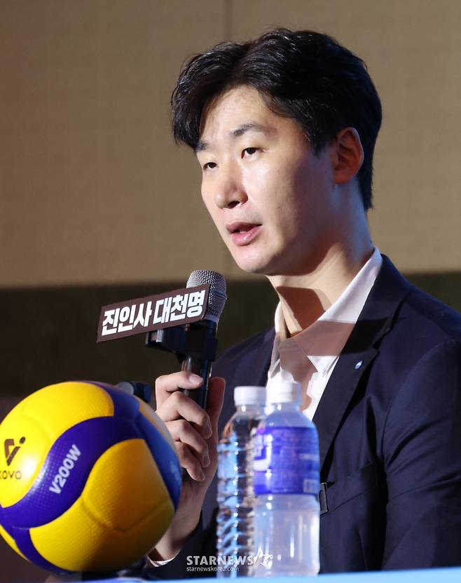 2026~2027시즌 프로배구 남자부 미디어데이가 8일 서울 강남구 호텔리베라 청담에서 열렸다. 박철웅 우리카드 감독이 출사표를 밝히고 있다. /사진=김진경 대기자
