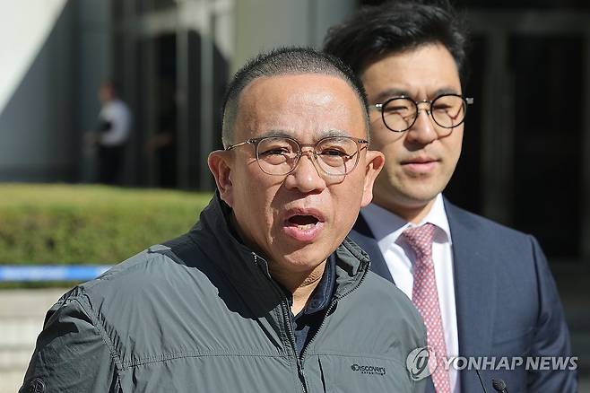 2심에서 무죄 선고받은 명태균 (서울=연합뉴스) 서대연 기자 = 윤석열 전 대통령에게 여론조사를 무상으로 제공한 혐의로 1심에서 실형을 선고받은 뒤 보석으로 풀려났던 정치브로커 명태균 씨가 7일 서울 서초구 서울고등법원에서 열린 2심 선고 공판에서 무죄를 선고받은 뒤 입장을 밝히고 있다. 2026.10.7 dwise@yna.co.kr