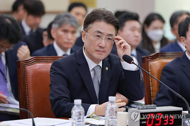 안경 고쳐쓰는 이진수 법무장관 직무대행 (서울=연합뉴스) 신현우 기자 = 이진수 법무부 장관 직무대행이 8일 국회 법제사법위원회에서 열린 법무부, 대한법률구조공단 등에 대한 국정감사에서 안경을 고쳐 쓰고 있다. 2026.10.8 nowwego@yna.co.kr