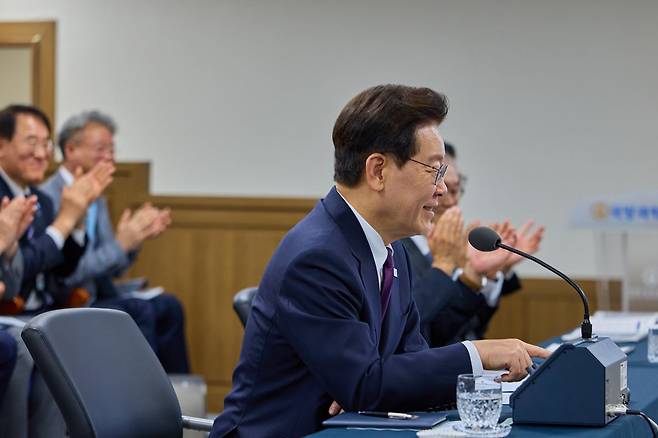 이재명 대통령이 8일 국방과학연구소의 극초음속 활공비행체(HGV) 최초 시험발사를 참관 후 시험발사를 성공시킨 실무진들을 격려하고 있다. 사진=뉴시스(청와대 제공)