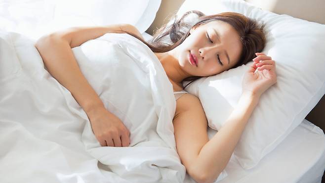 편백나무 뿌리에서 추출한 에센셜오일 향을 맡은 참가자들에게서 밤중에 깨어 있는 시간이 줄어드는 변화를 확인했다. 사진=게티이미지뱅크