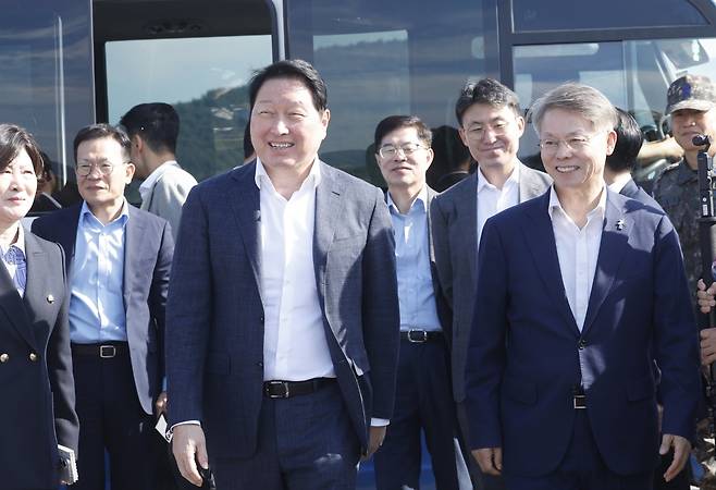 최태원 SK 그룹 회장과 민형배 전남광주통합특별시장이 9일 광주 군공항 탄약고 이전 예정지를 찾아 호남권 반도체 산단 조성 예정 부지를 살펴보고 있다. 뉴스1