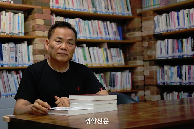 박만순 충북역사문화연대 대표가 지난 8월27일 충북 청주시 한 도서관에서 경향신문과 인터뷰하고 있다. 박 대표는 20년 이상 충북 지역을 중심으로 국민보도연맹 학살 진상규명 운동을 해 왔다. 조해람 기자