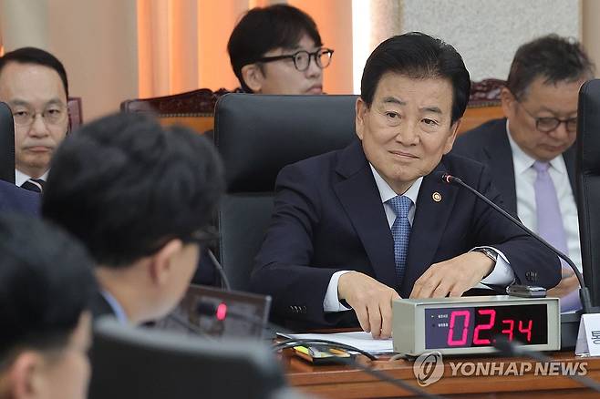 한동훈 의원 질의 듣는 정동영 통일부 장관 (서울=연합뉴스) 서대연 기자 = 정동영 통일부 장관이 7일 서울 종로구 남북회담본부에서 열린 외교통일위원회 국정감사에서 무소속 한동훈 의원의 질의를 듣고 있다. 2026.10.7 dwise@yna.co.kr