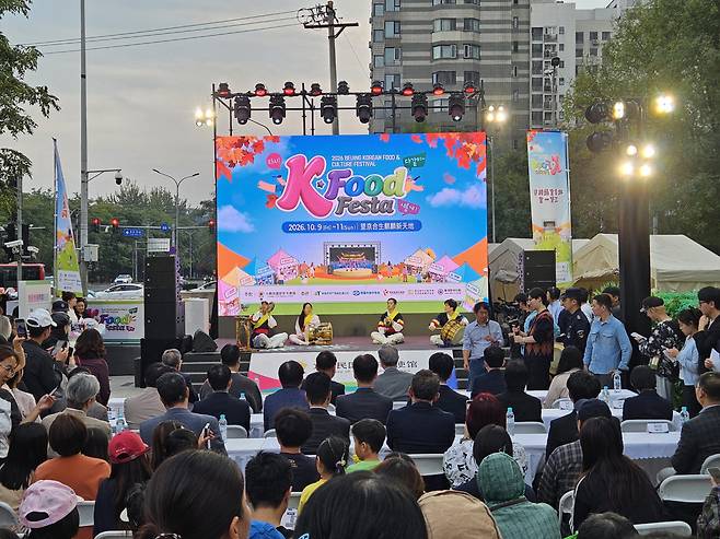 지난 9일 중국 베이징 왕징 지역에서 열린 'K푸드 페스타' 개막행사에서 공연이 열리고 있다. (사진=이데일리 이명철 특파원)