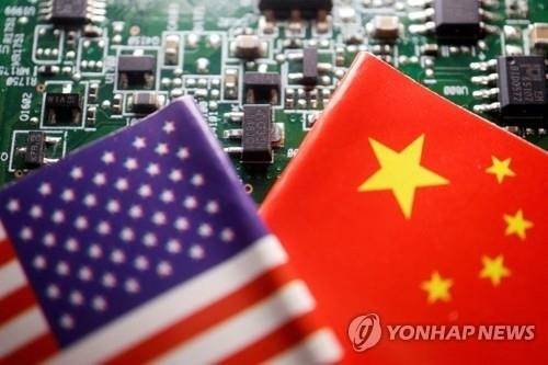 미국 성조기와 중국 오성홍기. 양국은 AI 패권 경쟁을 치열하게 벌이고 있다. 로이터 연합뉴스