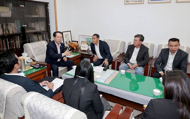 송인헌 군수가 퐁싸이싹 인탈랏 라오스 노동사회복지부 차관과 계절근로자 인력 수급·관리에 대해 논의하고 있다 (사진=괴산군 제공)