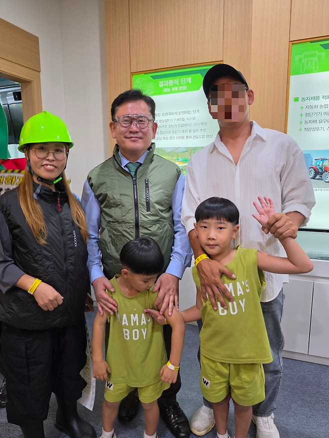 지난달 장진희 씨 가족이 제2회 여성 농업인 농기계 챌린지 현장에서 이승돈 농촌진흥청장(가운데)과 기념사진을 찍었다. 장진희 씨 제공