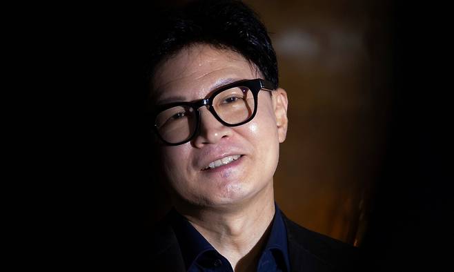 한동훈 무소속 의원이 지난 9월7일 국회에서 열린 본회의에 참석하기 위해 국회 본청에 들어서다 취재진과 만나 김승원 당시 법무부 장관 후보자 의혹과 관련한 질문을 듣고 있다. 연합뉴스
