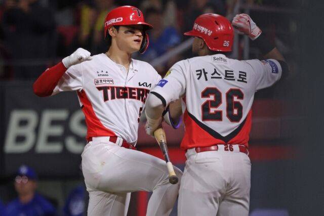KIA 타이거즈 김도영이 6일 광주 KIA챔피언스필드에서 열린 삼성 라이온즈와의 홈 경기서 홈런을 치고 세리머니를 하고 있다./KIA 타이거즈 제공