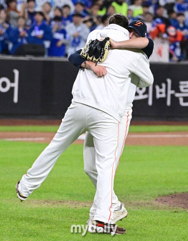 2025년 10월 24일 오후 대전한화생명볼파크에서 열린 '2025 신한 SOL BANK KBO 포스트 시즌' 삼성 라이온즈와 한화 이글스의 플레이오프(PO) 5차전 경기. 한화 폰세와 와이스가 11-2로 승리하며 한국시리즈 진출을 확정한 뒤 기뻐하고 있다./마이데일리