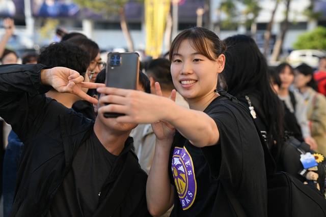 팬들과 함께 사진을 찍는 인천 신한은행 홍유순(오른쪽). /사진=WKBL 제공