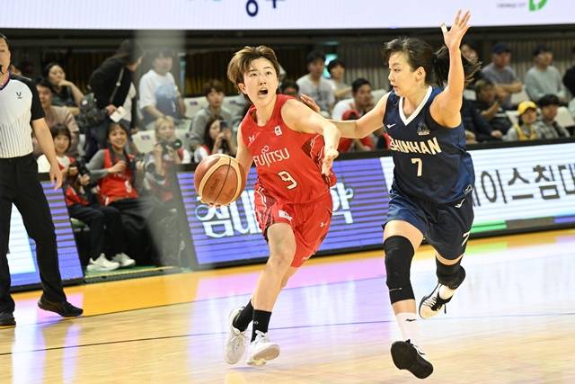 후지쯔의 아카기 히로(왼쪽). /사진=WKBL 제공