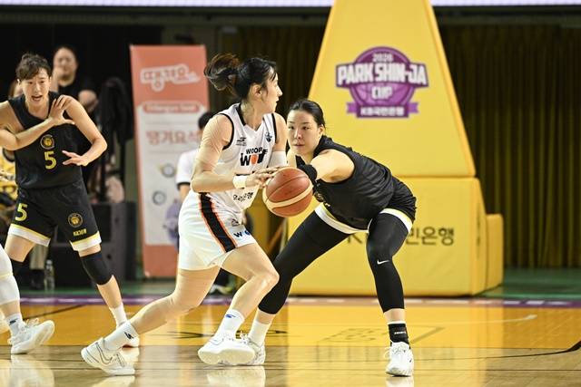 경기에 집중하는 김단비(가운데). /사진=WKBL 제공
