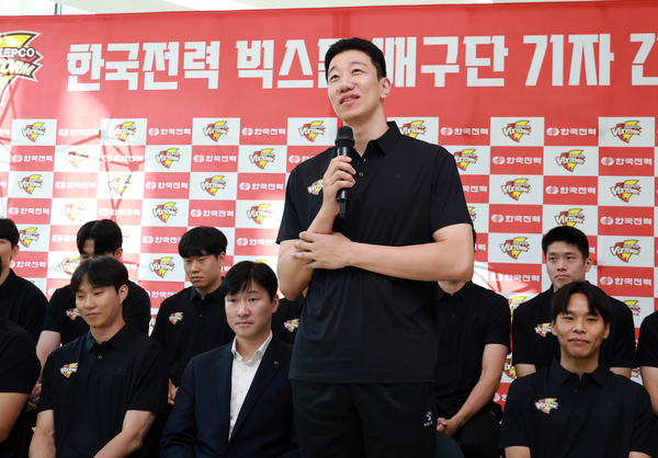 한국전력 미들블로커 신영석이 12일 오산시 한국전력 체육관에서 열린 기자간담회에 참석해 2026-2027시즌 포부를 밝히고 있다. 2026.10.12 /한국전력 제공