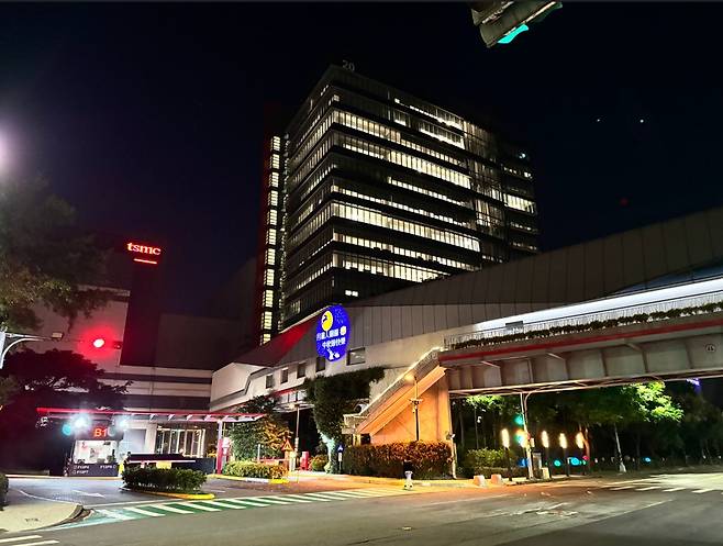 지난 9월 27일 오후 8시경 대만 신주과학단지 내 TSMC F12 생산·연구동 건물에 불이 켜져 있다./ 사진=김이슬 기자