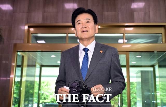 정동영 통일부 장관은 12일 정부서울청사에서 예정에 없던 기자간담회를 열고 한미동맹에는 전혀 문제가 없다며 야권에서 제기하고 있는 경질론에 대해 "2026년의 색깔론"이라고 반박했다. /임영무 기자