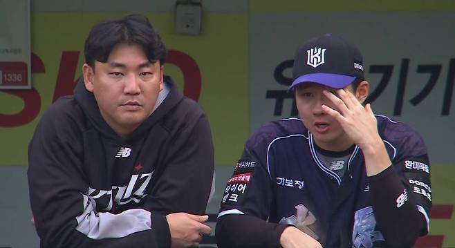 KT 최원준(오른쪽)이 11일 대구 삼성전 도중 장성우와 대화하면서 눈물을 훔치고 있다. 올 시즌 최다안타왕을 노리는 최원준은 3회 볼넷을 기록하자 불만을 표출하며 방망이를 내던졌다. 사진 MBC스포츠플러스 중계화면 캡처