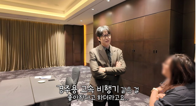 성시경이 세계적인 배우 톰 크루즈에게 줄 선물을 고민하다 고속 비행기까지 언급한 끝에 자신의 이름을 딴 막걸리와 톰 크루즈의 이름을 새긴 술잔을 건넸다.사진=유튜브 채널 ‘성시경’