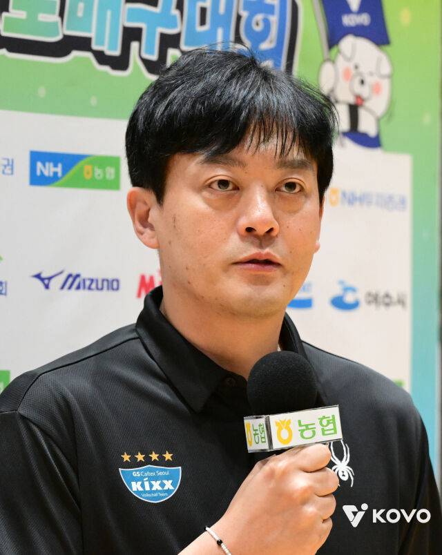 이영택 GS칼텍스 감독이 12일 열리는 2026 프로배구 컵대회 여자부 B조 조별리그 한국도로공사와 경기에 앞서 중계방송사와 인터뷰를 진행하고 있다./한국배구연맹(KOVO) 제공