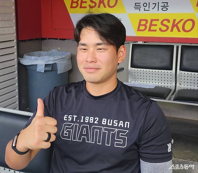 롯데 김진욱이 11일 광주 KIA전을 마친 뒤 올 시즌을 치른 소감을 밝히고 있다. 광주|박정현 기자