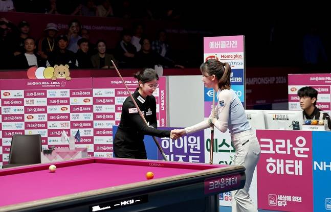 정수빈(오른쪽)이 11일 경기도 고양시 '고양 킨텍스 PBA 스타디움'에서 열린 프로당구 2026-27시즌 4차 투어 '크라운해태 PBA-LPBA 챔피언십' LPBA 결승전을 앞두고 이미래와 악수를 나누고 있다. /사진=PBA 투어 제공