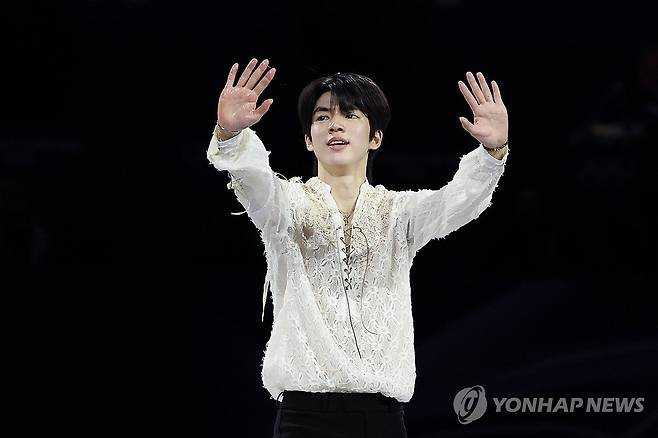 갈라 연기 마친 차준환 (밀라노=연합뉴스) 서대연 기자 = 21일(현지시간) 이탈리아 밀라노 아이스스케이팅 아레나에서 열린 2026 밀라노ㆍ코르티나담페초 동계올림픽 피겨스케이팅 갈라쇼에서 차준환이 연기를 마친 뒤 관중에 인사하고 있다. 2026.2.22 dwise@yna.co.kr