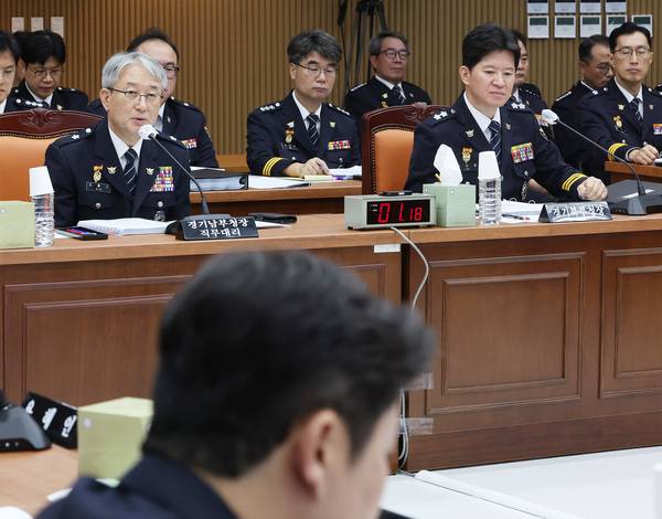 13일 경기도 수원시 장안구 경기남부경찰청에서 열린 국회 행정안전위원회의 경기남ㆍ북부경찰청에 대한 국정감사에서 김홍근 경기남부경찰청장 직무대리(왼쪽)와 이승협 경기북부경찰청장이 위원 질의에 답하고 있다. 2026.10.13 /연합뉴스