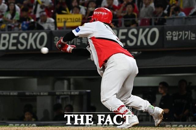 KIA 김선빈이 12일 LG전서 1-1인 4회말 절묘한 스퀴즈번트로 3루 주자 김도영을 불러 들이고 있다. /전남광주=뉴시스