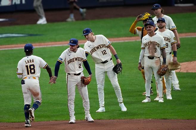 메이저리그 포스트시즌 내셔널리그 챔피언십시리즈(NLCS·7전4선승제) 1차전에서 다저스를 2-1로 꺾고 기뻐하는 밀워키 브루어스 선수들. 2026.10.12 밀워키=AP/뉴시스