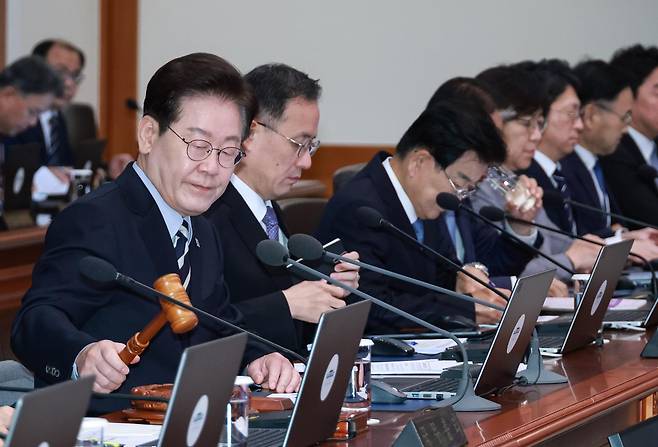 이재명 대통령이 13일 청와대에서 열린 국무회의에서 의사봉을 두드리고 있다. 2026.10.13 뉴스1