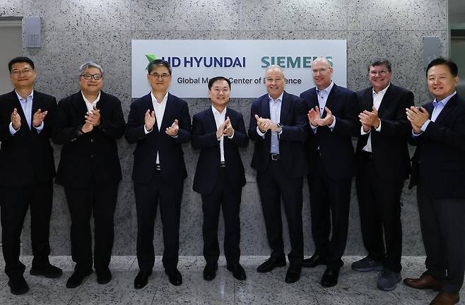 HD현대는 13일 부산 해운대구에서 지멘스와 함께 ‘글로벌마린센터(Global Marine Center)’ 개소식을 가졌다.(왼쪽 네 번째 김형관 HD한국조선해양 대표, (왼쪽 다섯 번째) 로버트 존스(Robert Jones)지멘스 최고수익책임자.