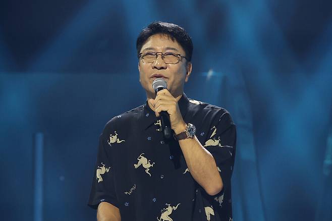 이수만 에이투오(A2O)엔터테인먼트 키 프로듀서가 12일 경기도 고양시 킨텍스에서 열린 아이돌 그룹 데뷔 쇼케이스 에서 인사말을 하고 있다. 연합뉴스